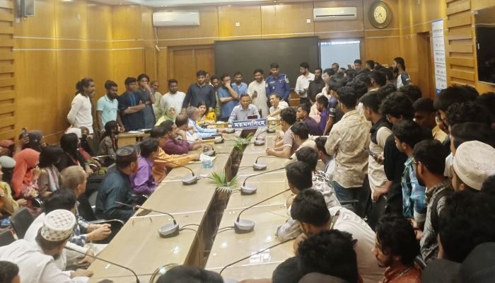আন্দোলনের পর এইচএসসি পরীক্ষার্থীদের দাবি মেনে নিল প্রশাসন