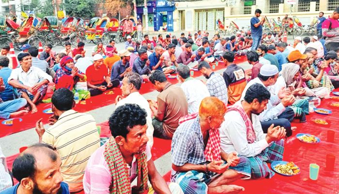 সুবিধাবঞ্চিত রোজাদারদের পাশে জুম বাংলাদেশ