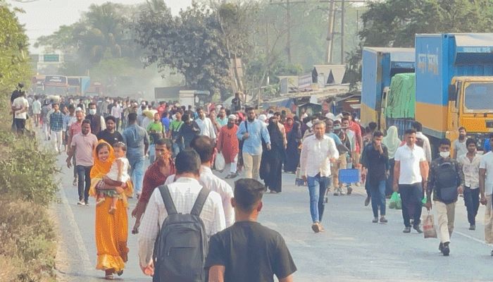 বকেয়া বেতন দাবিতে চন্দ্রা-নবীনগর মহাসড়ক অবরোধ