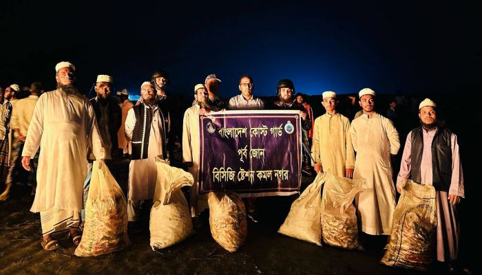 লক্ষ্মীপুরে ১৬ জেলে আটক, জব্দ ১৭ শ’ কেজি মাছ