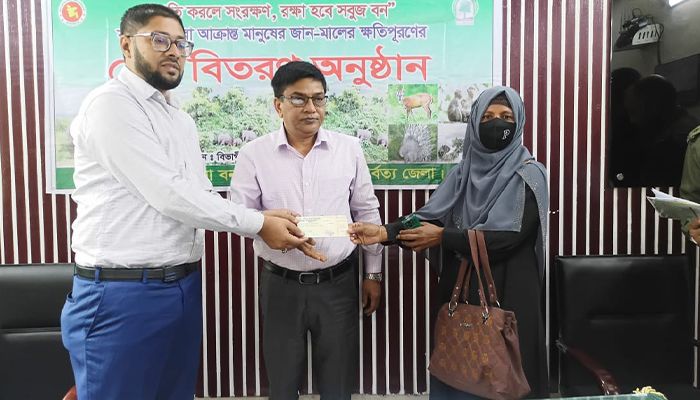 লামায় হাতির আক্রমণে ক্ষতিগ্রস্তদের আর্থিক সহযোগিতা
