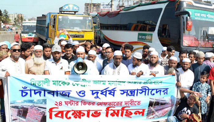 মঙ্গলবার দুপুরে মহাসড়কের সাইনবোর্ড মোড়ে এ বিক্ষোভ হয়। প্রবা ফটো