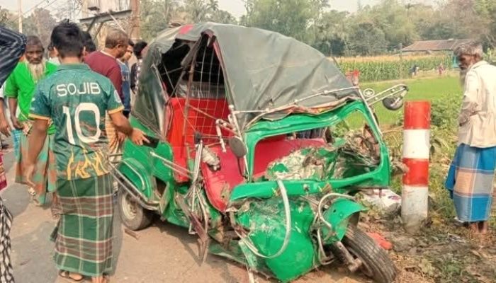 ট্রাক-অটোরিকশার মুখোমুখি সংঘর্ষে নিহত ৩, আহত ৩