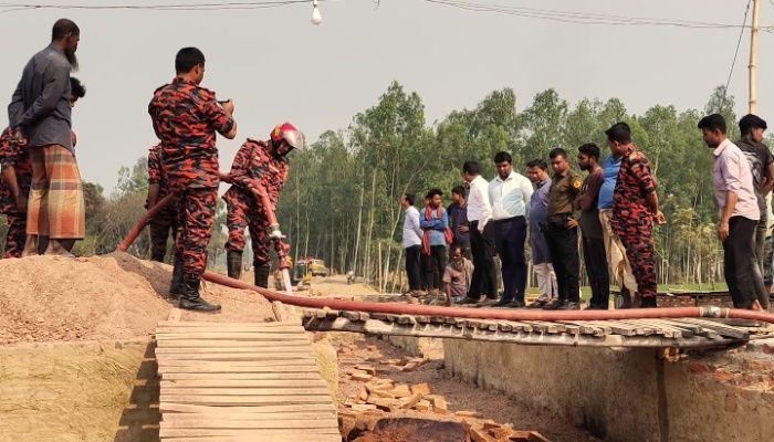হিলিতে ইটভাটা ও প্লাস্টিক কারখানায় অভিযান, ২লাখ টাকা জরিমানা 