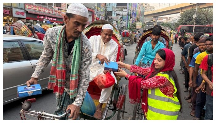 জেসিআইয়ের উদ্যোগে জ্যামে আটকে থাকা মানুষের মাঝে ইফতার বিতরণ