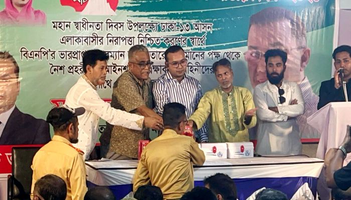 রাজধানীতে নৈশ প্রহরীদের মাঝে মোবাইল ফোন বিতরণ