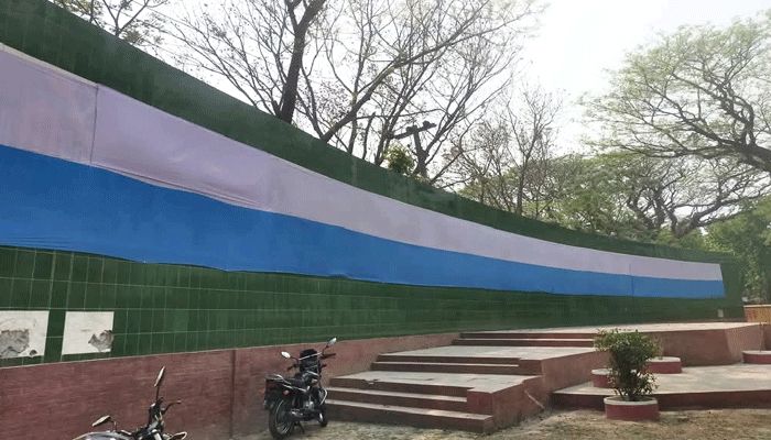 লালমনিরহাটে মুক্তিযুদ্ধের ম্যুরাল কাপড়ে ঢেকে দেওয়ায় প্রতিবাদ