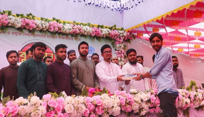 পাবিপ্রবির ৫ শতাধিক শিক্ষার্থীদেরকে কুরআন উপহার দিল ছাত্রশিবির