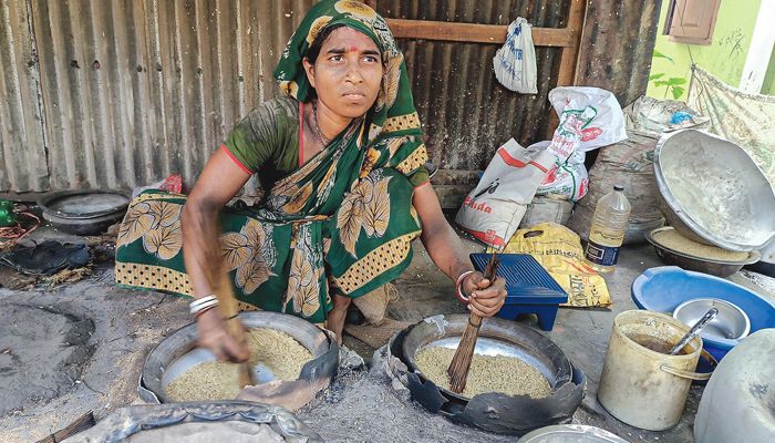 হাতে ভাজা মুড়ির দিন ফুরানোর পথে
