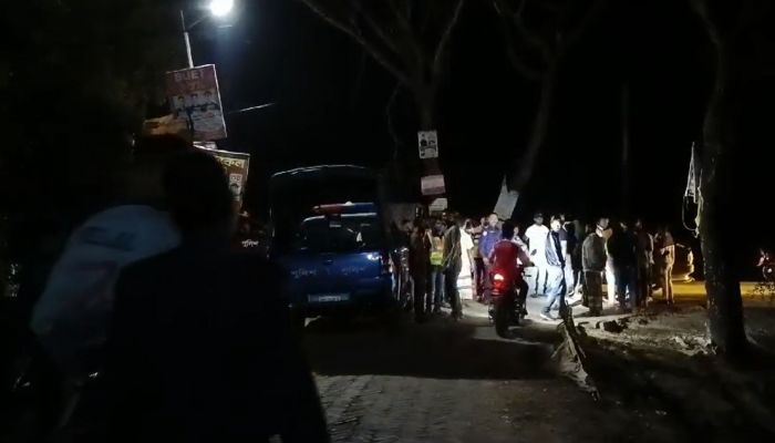 পুলিশ সদস্যকে ট্রাকে তুলে নিয়ে গেল ডাকাত, অতঃপর...