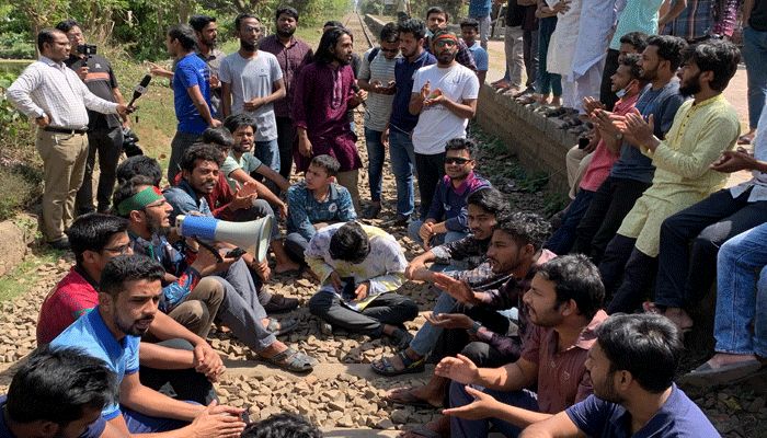 বুধবার বেলা সাড়ে ১১টার দিকে এ অবরোধ দেওয়া হয়। প্রবা ফটো