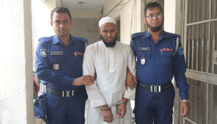 আদালতের নির্দেশের পর অভিযুক্ত মাদ্রাসা শিক্ষক আব্দুল মালেককে কারাগারে নেওয়া হয়। প্রবা ফটো