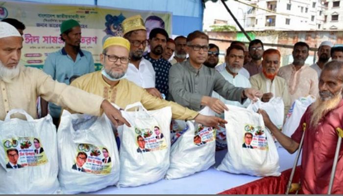 সিদ্ধিরগঞ্জে সাড়ে ৬’শ পরিবারের মাঝে বিএনপির ভারপ্রাপ্ত চেয়ারম্যান তারেক রহমানের ঈদ উপহার বিতরণ করেছে ওয়ার্ড বিএনপি। প্রবা ফটো