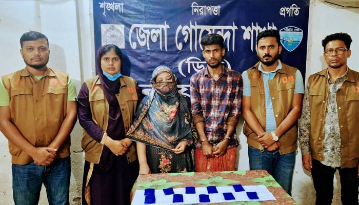 হাসপাতালের সামনে স্বামী-স্ত্রীর ইয়াবার কারবার, অতঃপর...