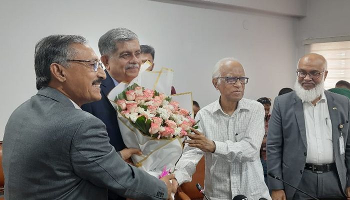 ছাত্রছাত্রীরা দেশেই তাদের ভবিষ্যৎ দেখতে পাবে : শিক্ষা উপদেষ্টা