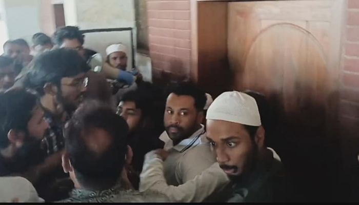 ব্রাহ্মণবাড়িয়ায় টিকিট কালোবাজারিদের বিরুদ্ধে মানববন্ধন শেষে হামলা, আহত ৪