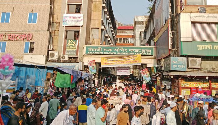 নিউমার্কেট এলাকায় বেচাকেনায় ঈদের আমেজ