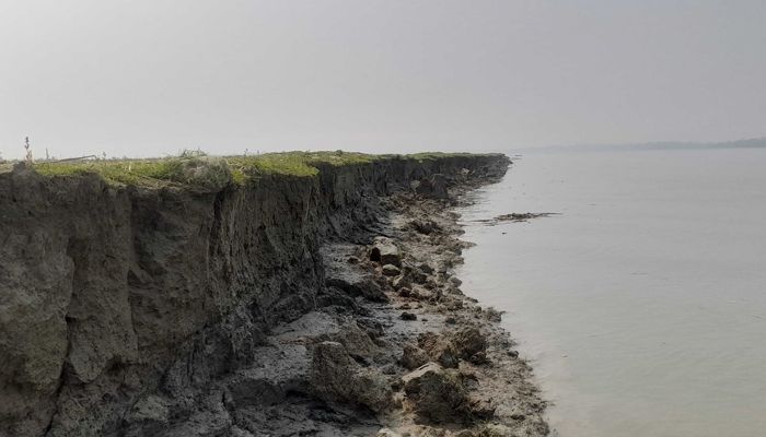 ভাঙন আতঙ্কে তেঁতুলিয়া পাড়ের মানুষ 