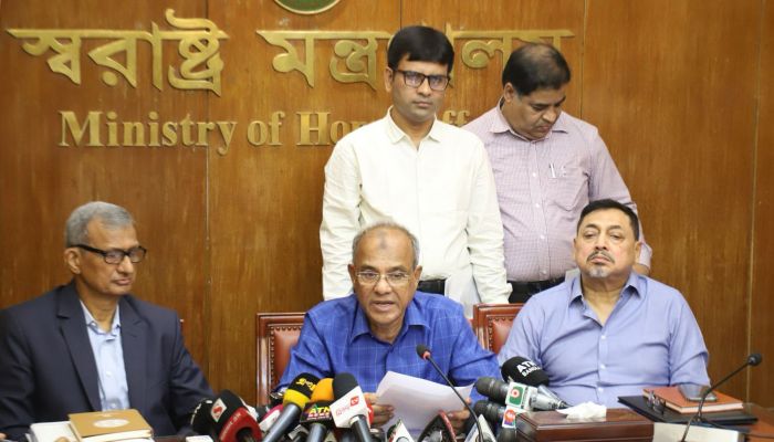 স্বরাষ্ট্র উপদেষ্টা লেফটেন্যান্ট জেনারেল মো. জাহাঙ্গীর আলম চৌধুরী (অব.)। প্রবা ফটো