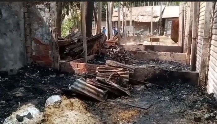 চাঁদপুরে আগুনে পুড়ল ২০ দোকানির স্বপ্ন
