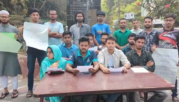 আইনজীবী তালিকাভুক্তি পরীক্ষার ফি কমানোর দাবি চবি শিক্ষার্থীদের 