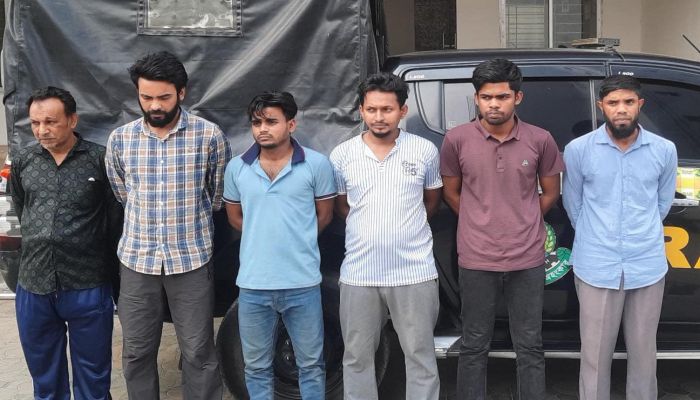 ট্রেনের টিকিট কালোবাজারি চক্রের মূলহোতাসহ গ্রেপ্তার ৬