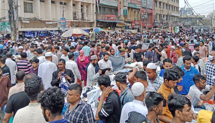 জমে উঠেছে ফুটপাতের ঈদবাজার