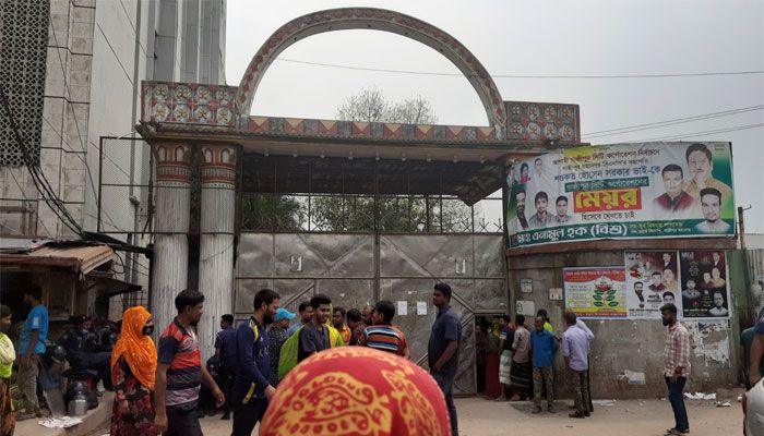 অনির্দিষ্ঠকালের জন্য কারখানা বন্ধ ঘোষণা করায় মূল ফটকের সামনে বিক্ষোভ করছেন শ্রমিকরা। প্রবা ফটো 