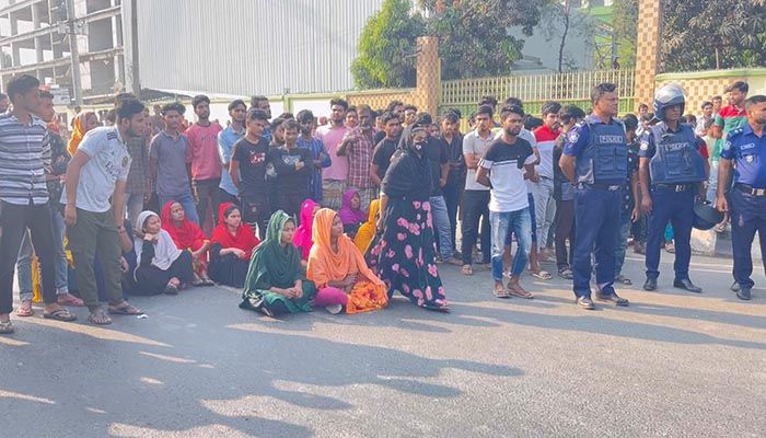 বেতন-বোনাস না দিয়েই কারখানা বন্ধ, মহাসড়ক অবরোধ