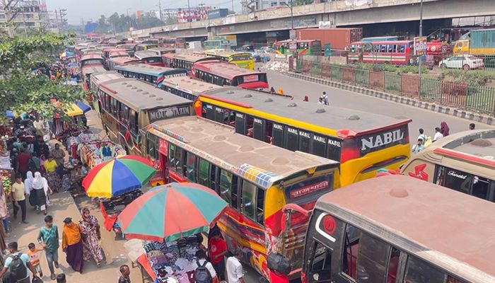 চন্দ্রা ত্রিমোড় এলাকায় বেড়েছে যাত্রী-যানবাহনের চাপ