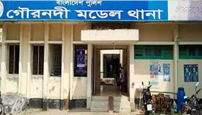গৌরনদীতে গভীর রাতে প্রবাসীর স্ত্রীর ঘরে শিবির নেতা!