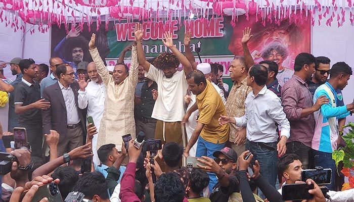 হাজারো ভক্তের উষ্ণ অভ্যর্থনায় সিক্ত হামজা