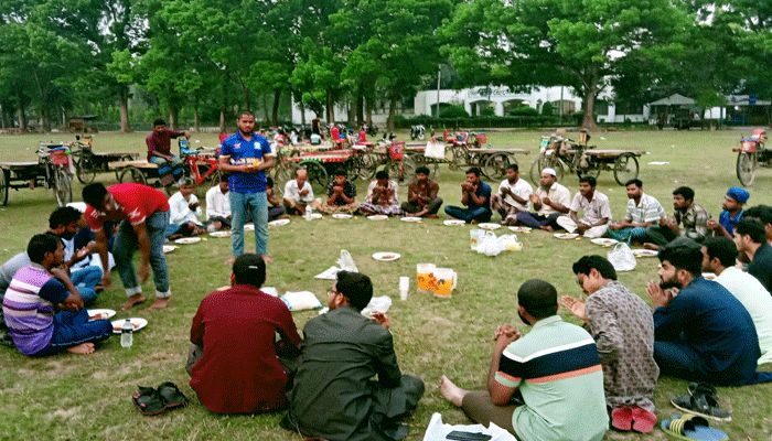 ভ্যানচালকদের নিয়ে ইবি বৈষম্যবিরোধী ছাত্র আন্দোলনের ইফতার