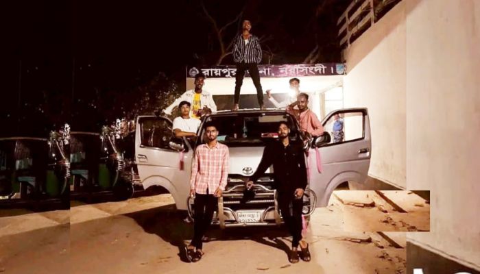 থানার সামনে ফিল্মি গ্যাং স্টাইলে ছবি তুলে ভাইরাল, নিন্দার ঝড়