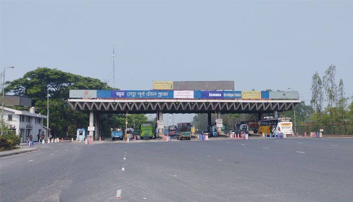 যমুনা সেতুর পূর্ব প্রান্তের টোল প্লাজায় বৃহস্পতিবার সকালে অপেক্ষারত অভি ক্লাসিক বাস। প্রবা ফটো