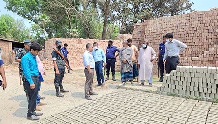 ঝিনাইদহে ৫ অবৈধ ইটভাটা বন্ধ, ৮ লাখ টাকা জরিমানা