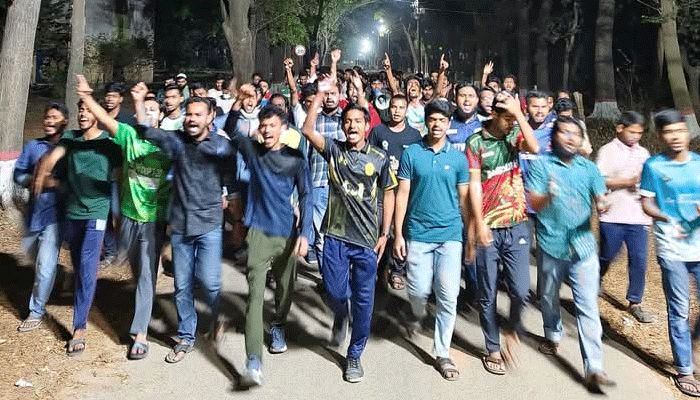 মঙ্গলবার রাত ২টায় বিশ্ববিদ্যালয়ের বটতলা থেকে এ বিক্ষোভ শুরু হয়।   প্রবা ফটো