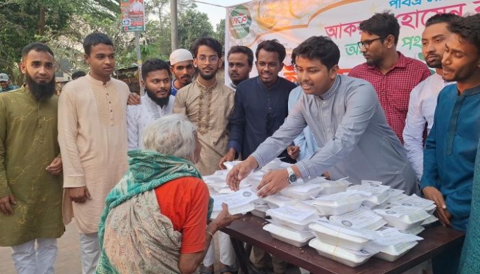 অসহায় ও ছিন্নমূল মানুষের মাঝে ইফতার বিতরণ করল এনসিপি