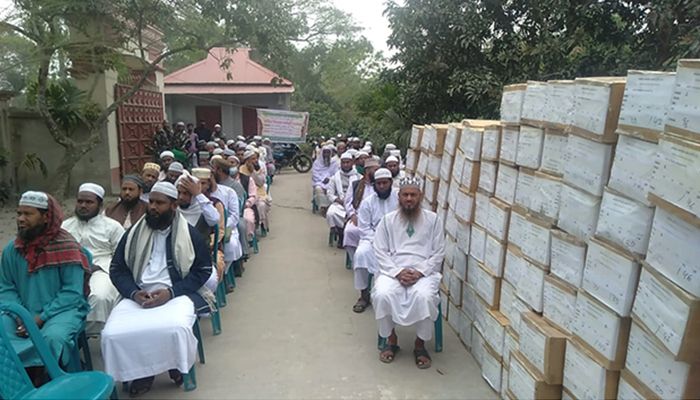 কুড়িগ্রামের উলিপুরে ১৫ হাজার মাদ্রাসা শিক্ষার্থীর মাঝে ঈদ উপহার হিসাবে পোশাক বিতরণ করা হয়। প্রবা ফটো