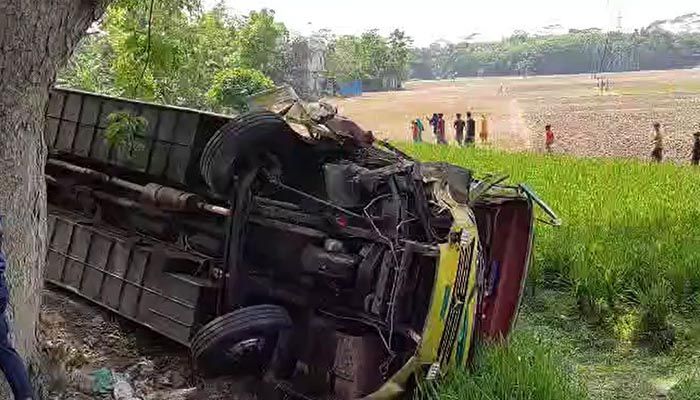 রাজৈরে দুই বাসের সংঘর্ষে অহত ১৫