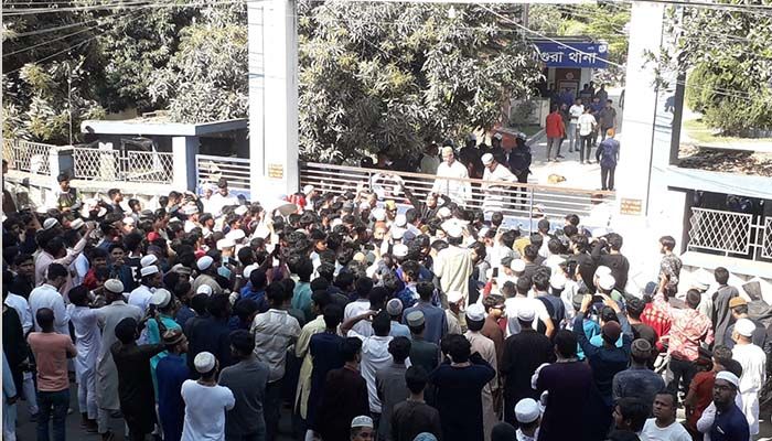 মাগুরায় শিশু ধর্ষণ, বিচারের দাবিতে থানা ঘেরাও