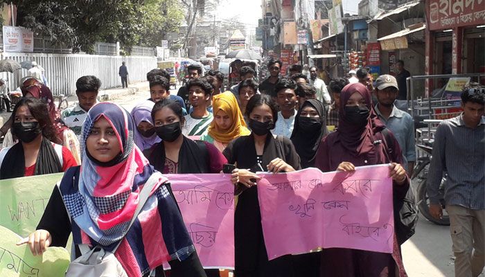 মাগুরা সরকারি হোসেন শহীদ সোহরাওয়ার্দী কলেজ প্রাঙ্গণে বিক্ষোভ সমাবেশ শেষ করে শিক্ষার্থীরা। প্রবা ফটো
