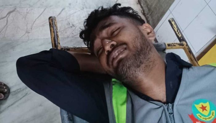 শাহবাগে বাসের ধাক্কায় ‘ট্রাফিকসহায়ক’ শিক্ষার্থী আহত, আটক ১