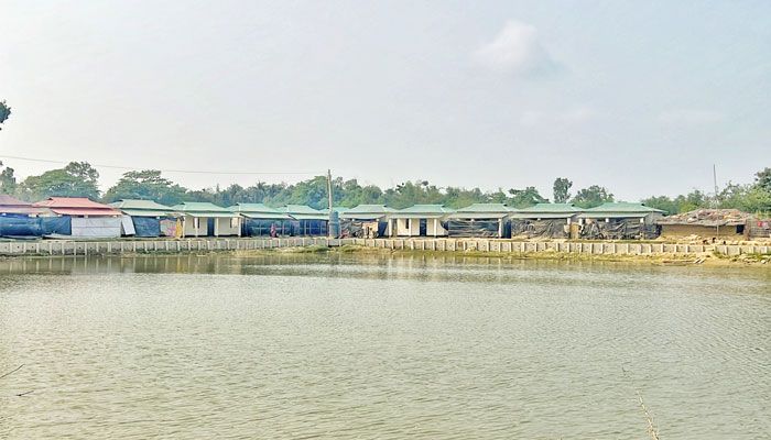 মহেশখালীতে শতবর্ষী দীঘির পাড়ে আশ্রয়ণের ঘর