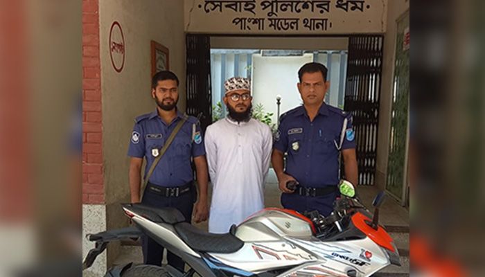 চোরাই মোটরসাইকেল চক্রের মূলহোতা মাদ্রাসা শিক্ষক গ্রেপ্তার