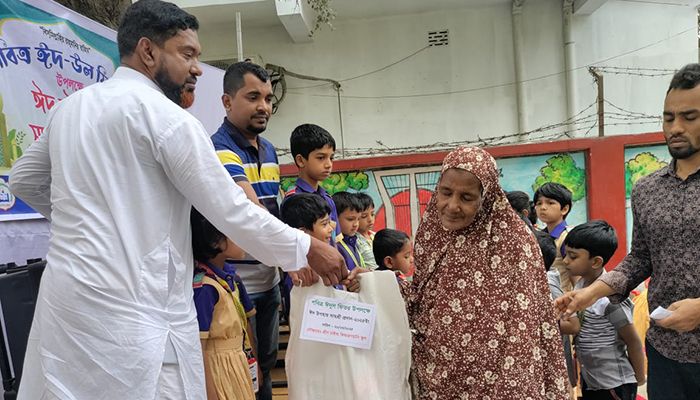 সোনারগাঁয়ে দুস্থদের মাঝে ঈদ সামগ্রী বিতরণ