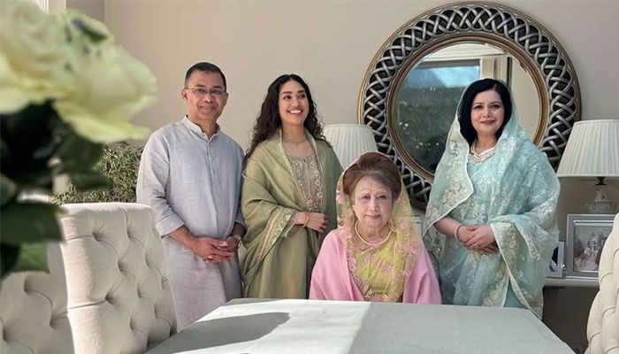 পরিবারে একসঙ্গে খালেদা জিয়া, তারেক রহমান, জুবাইদা রহমান ও জাইমা রহমান। ছবি : সংগৃহীত