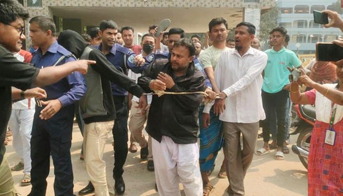 ধর্ষণ মামলায় গ্রেপ্তার শিক্ষককে আদালতে তোলার সময় গণপিটুনি