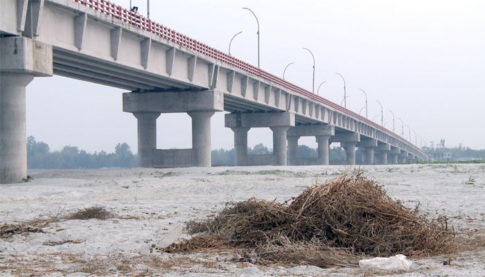 পানিশূন্য তিস্তা নদীর বুক। বুধবার রংপুরের গঙ্গাচড়া উপজেলার তিস্তা সেতু এলাকা। প্রবা ফটো