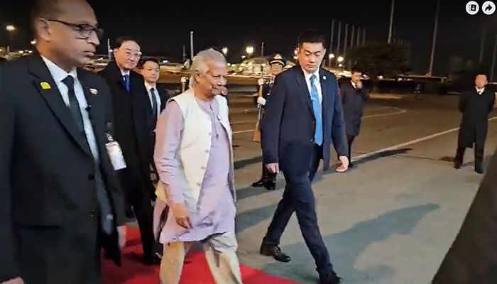 বেইজিং পৌঁছেছেন প্রধান উপদেষ্টা